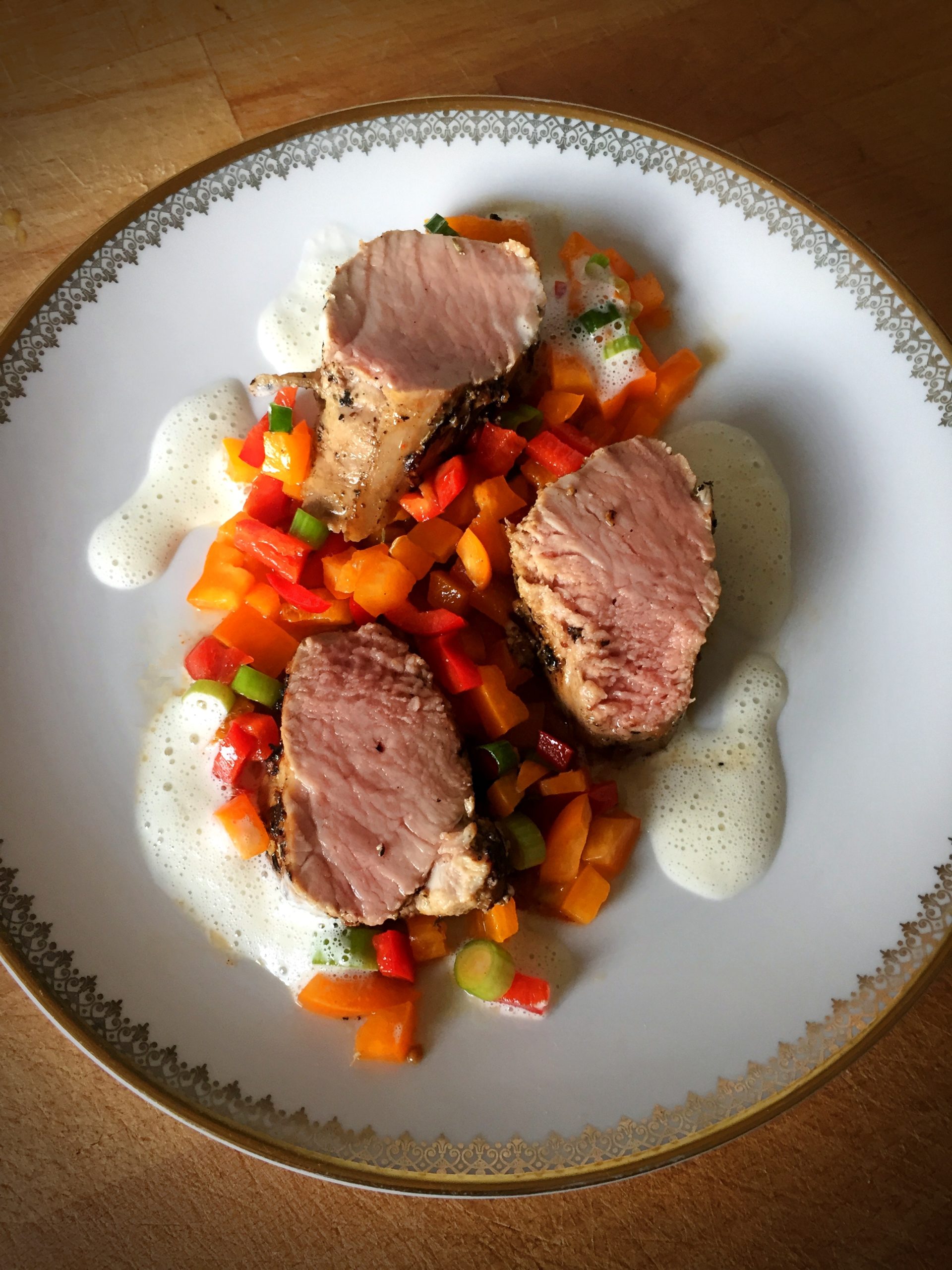 Schweinefilet mit Paprikasalat und Parmesanschaum - Fabian&amp;#39;s Food Factory