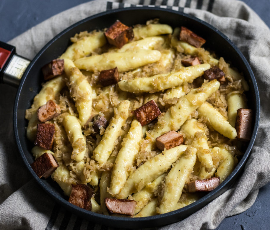 Schupfnudeln Mit Kraut Und Krossen Leberkäswürfel - Fabian's Food Factory